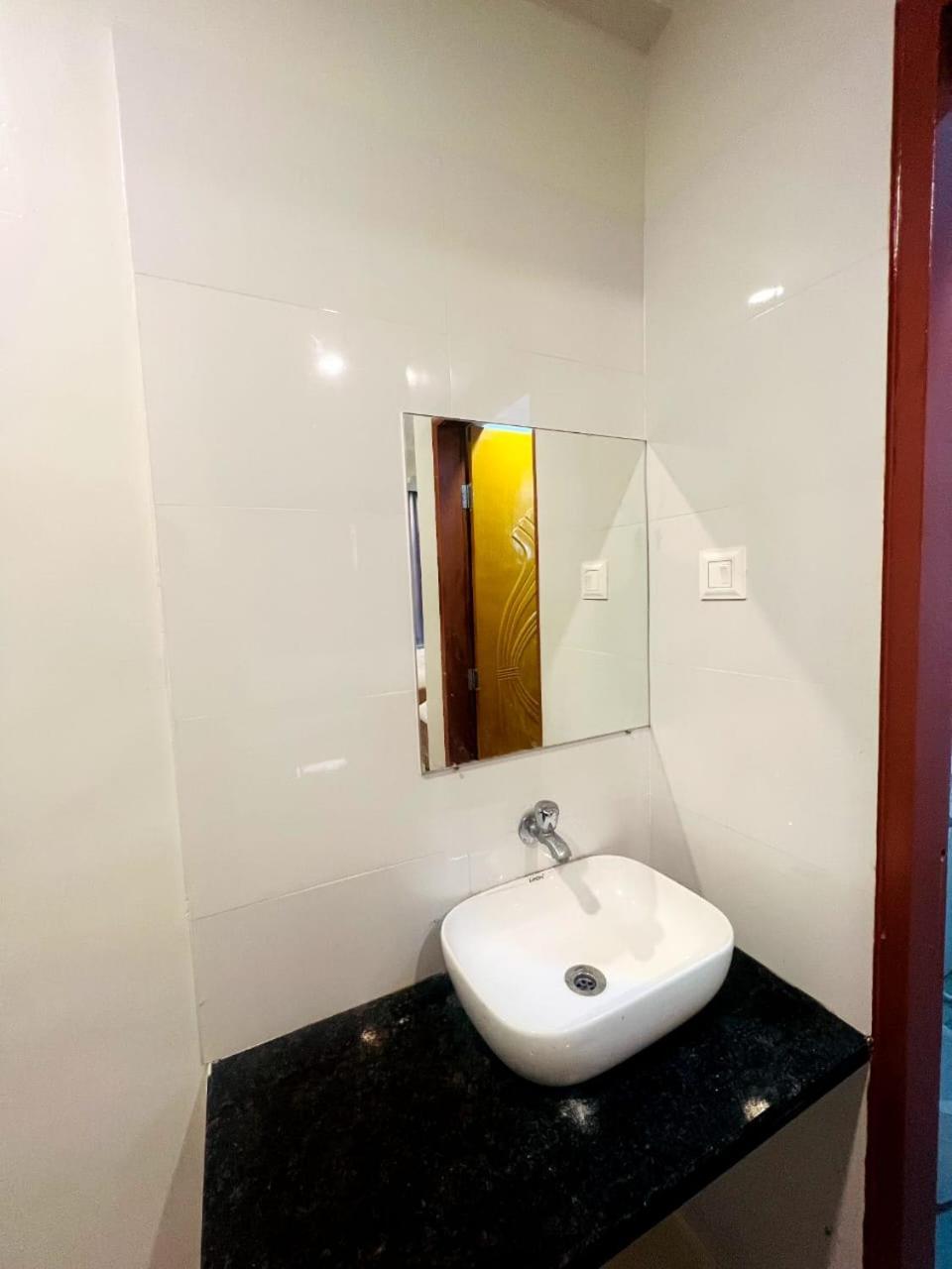 Hotel Sai Smruti Ширди Екстериор снимка